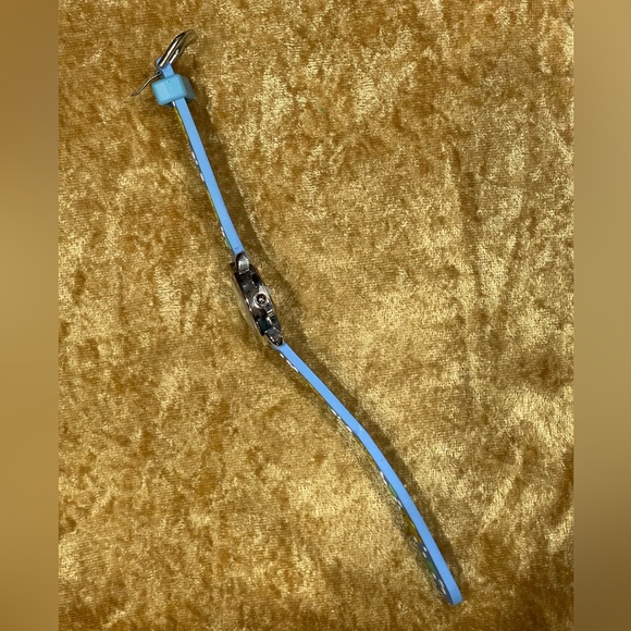 Geneva Kids Wrist Watch Color Blue w/Yellow fish the second hand being of a fish - Picture 4 of 9